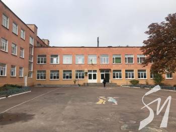 У 21-й школі Чернігова невідомі розпилили газ: 4 учнів шпиталізували У 21-й школі Чернігова невідомі розпилили газ: 4 учнів шпиталізували