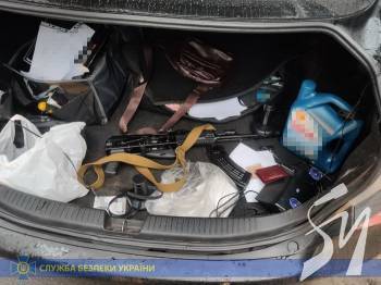 У Чернігові чоловік з підробленим посвідченням СБУ і автоматом збирав «пожертвування» У Чернігові чоловік з підробленим посвідченням СБУ і автоматом збирав «пожертвування»