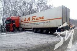 Чернігівські надзвичайники вивільнили 3 вантажівки, що потрапили до складних ділянок доріг Чернігівські надзвичайники вивільнили 3 вантажівки, що потрапили до складних ділянок доріг