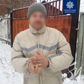 Двоє чернігівців обчистили приватне подвір’я посеред білого дня Двоє чернігівців обчистили приватне подвір’я посеред білого дня