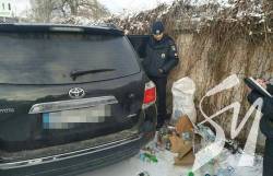 У Ніжині 57-річна жінка продавала самогон з елітного автомобіля У Ніжині 57-річна жінка продавала самогон з елітного автомобіля