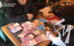 У Києві ДБР затримало активіста за підбурювання до хабара у розмірі 20 тис. доларів У Києві ДБР затримало активіста за підбурювання до хабара у розмірі 20 тис. доларів