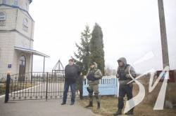 Закоханий в Московію священик РПЦвУ обставив храм під Києвом озброєними охоронцями Закоханий в Московію священик РПЦвУ обставив храм під Києвом озброєними охоронцями