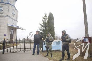 Закоханий в Московію священик РПЦвУ обставив храм під Києвом озброєними охоронцями Закоханий в Московію священик РПЦвУ обставив храм під Києвом озброєними охоронцями