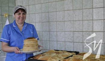Пацієнтів лікарні Чернігова пригощають млинцями Пацієнтів лікарні Чернігова пригощають млинцями