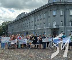Чернігів долучився до всеукраїнської акції проти дистанційного навчання Чернігів долучився до всеукраїнської акції проти дистанційного навчання