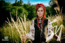 Солістка гурту Go-A покрасувалася з ніжинським дукачем в чернігівському строї Солістка гурту Go-A покрасувалася з ніжинським дукачем в чернігівському строї