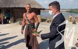 Козаки з Хортиці перевірили Зеленського на хоробрість огірком: ВІДЕО Козаки з Хортиці перевірили Зеленського на хоробрість огірком: ВІДЕО