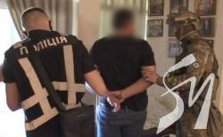 У Києві керівнику управління поліції принесли 350 тисяч гривень хабара за кришування викрадення ав У Києві керівнику управління поліції принесли 350 тисяч гривень хабара за кришування викрадення ав