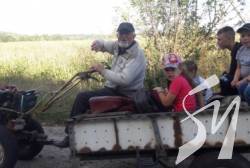 На Чернігівщині священик за 10 кілометрів возить дітей до школи мотоблоком. ВІДЕО На Чернігівщині священик за 10 кілометрів возить дітей до школи мотоблоком. ВІДЕО