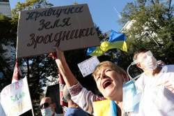 Палили фаєри та погрожували принести шини:під ВР вимагали розслідувати справи вагренівців і Шеремета Палили фаєри та погрожували принести шини:під ВР вимагали розслідувати справи вагренівців і Шеремета