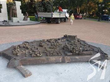 У Чернігові на Валу встановили ще дві скульптури та макет Дитинця У Чернігові на Валу встановили ще дві скульптури та макет Дитинця