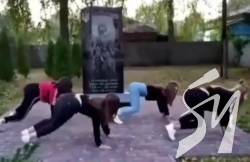 На Чернігівщині підлітки танцювали тверк біля пам’ятника воїнам, які загинули на сході. ВІДЕО На Чернігівщині підлітки танцювали тверк біля пам’ятника воїнам, які загинули на сході. ВІДЕО