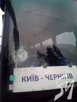 Невідомі люди в масках здійснили напад на пасажирський автобус сполученням Київ-Чернігів Невідомі люди в масках здійснили напад на пасажирський автобус сполученням Київ-Чернігів