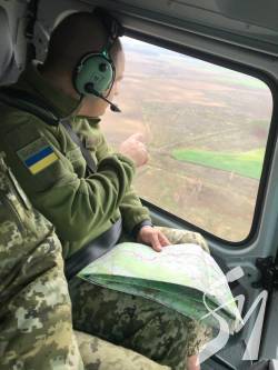 Чернігівські прикордонники контролюють кордон з патрульного гелікоптера Чернігівські прикордонники контролюють кордон з патрульного гелікоптера
