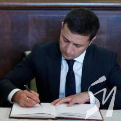 Зеленський звільнив спійманого на хабарі голови Чернігівської РДА Зеленський звільнив спійманого на хабарі голови Чернігівської РДА