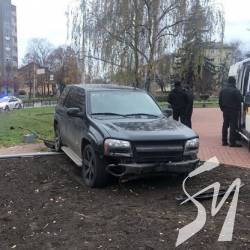 У Чернігові автівка знов знесла паркан біля «Танку» У Чернігові автівка знов знесла паркан біля «Танку»