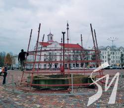 У Чернігові почали встановлювати ялинку У Чернігові почали встановлювати ялинку