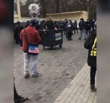 У Чернігові люди з символікою Десни закинули у смітник і побили директора стадіону Гагаріна У Чернігові люди з символікою Десни закинули у смітник і побили директора стадіону Гагаріна