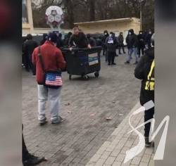 У Чернігові люди з символікою Десни закинули у смітник і побили директора стадіону Гагаріна У Чернігові люди з символікою Десни закинули у смітник і побили директора стадіону Гагаріна