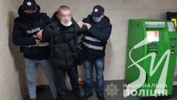 Чернігівські поліцейські затримали шахрая, що привласнив близько 200 тисяч гривень Чернігівські поліцейські затримали шахрая, що привласнив близько 200 тисяч гривень