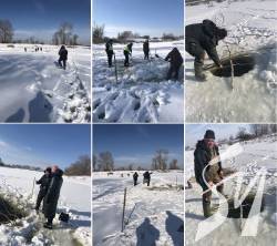 Чернігівські рибоохоронці рятують рибу від задухи Чернігівські рибоохоронці рятують рибу від задухи