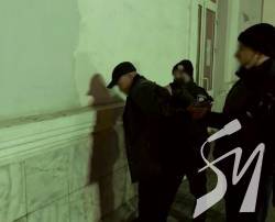 Чоловік увірвався до квартири та зарізав 23-річного хлопця на очах у матері Чоловік увірвався до квартири та зарізав 23-річного хлопця на очах у матері