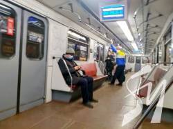 Метро ганяють порожнім, ціни на таксі злетіли втричі і громадяни доплачують за можливість працювати Метро ганяють порожнім, ціни на таксі злетіли втричі і громадяни доплачують за можливість працювати