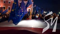У Польщі Євромайдан - поляки протестують проти загрози виходу з ЄС