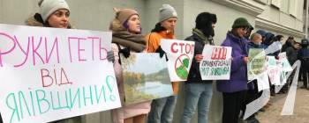 Протест під стінами міськради щодо Ялівщини: Атрошенко обіцяє, що багатоповерхівки не будуватимуть