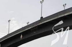 У Чернігові жінка намагалася стрибнути з пішохідного моста відео