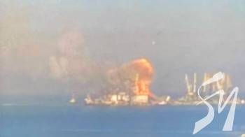 ЗСУ знищили великий російський корабель в окупованому Бердянську ЗСУ знищили великий російський корабель в окупованому Бердянську