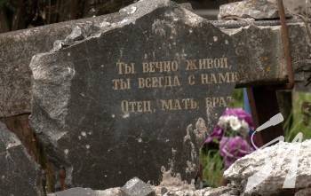 Обсяги величезні: у Чернігові піротехніки розміновують кладовище «Яцево» Обсяги величезні: у Чернігові піротехніки розміновують кладовище «Яцево»