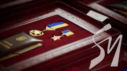 Герої України: Зеленський вручив «Золоті зірки» двом військовим з Чернігівщини Герої України: Зеленський вручив «Золоті зірки» двом військовим з Чернігівщини