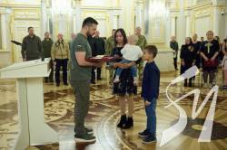 Президент вручив ордени Золота Зірка військовим та рідним загиблих Героїв України Президент вручив ордени Золота Зірка військовим та рідним загиблих Героїв України