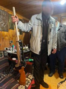 Поліцейські Чернігівщини вилучили у місцевого мешканця зброю, боєприпаси та наркотики