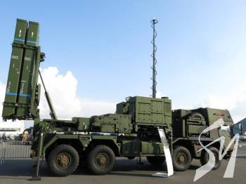 ͳ     ,      IRIS-T