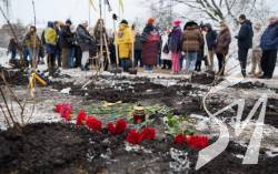 У Києві закладено алею пам’яті «азовців», страчених москалями в Оленівці У Києві закладено алею пам’яті «азовців», страчених москалями в Оленівці