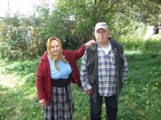 На знімку: генерал М. Артамонов із дружиною, без парадного кітеля, який прикрашають численні ордени та медалі. На знімку: генерал М. Артамонов із дружиною, без парадного кітеля, який прикрашають численні ордени та медалі.