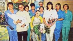 Щасливий батько забирає дружину з новонародженою з пологового будинку. Проводжає весь персонал Щасливий батько забирає дружину з новонародженою з пологового будинку. Проводжає весь персонал
