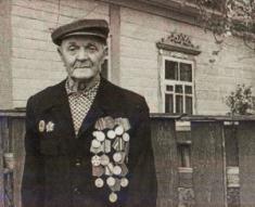 Біля будинку, побудованого своїми руками; у будинку Олексія Степановича чисто, як у доброї господині. Біля будинку, побудованого своїми руками; у будинку Олексія Степановича чисто, як у доброї господині.