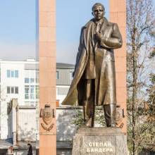 Атака на символи: у Львові російський дрон впав біля пам’ятника Степану Бандері Атака на символи: у Львові російський дрон впав біля пам’ятника Степану Бандері